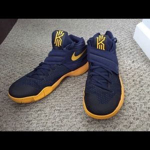 Nike Kyrie 2 GS Cavs Sneakers
